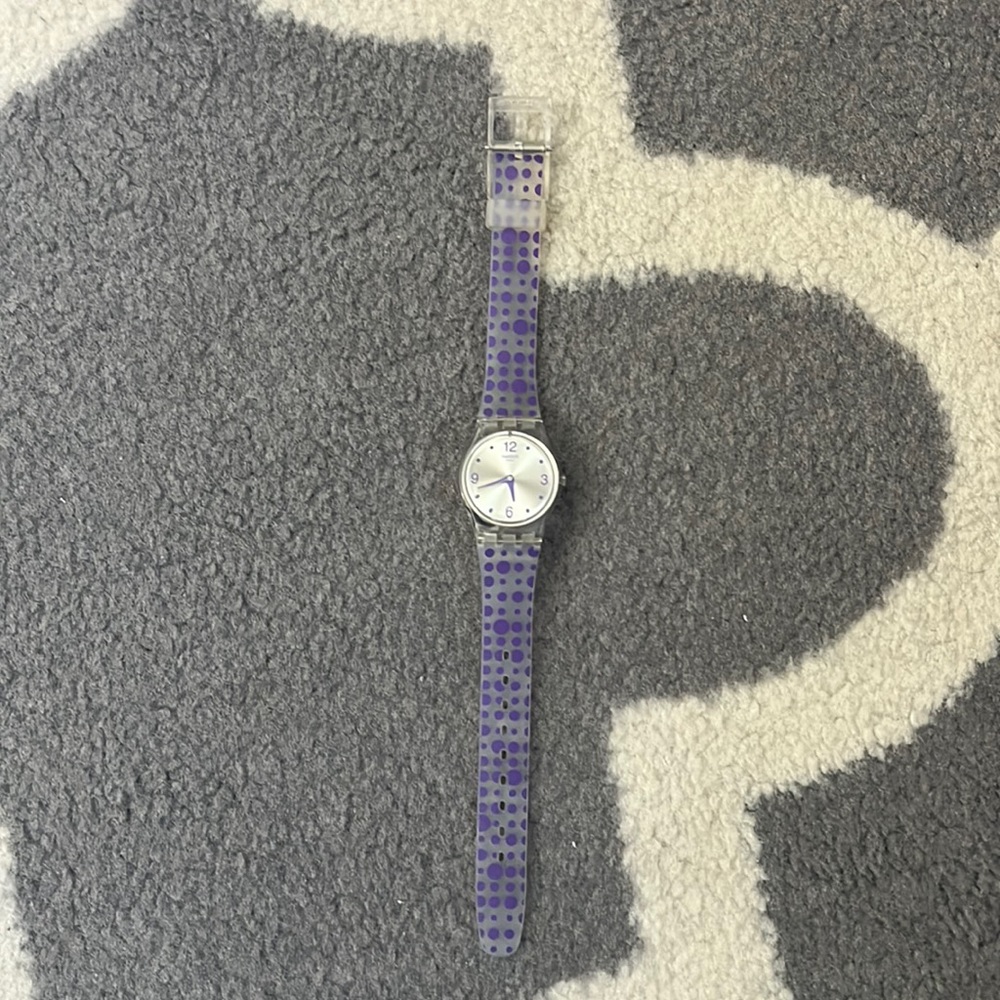 Swatch purple polka dots